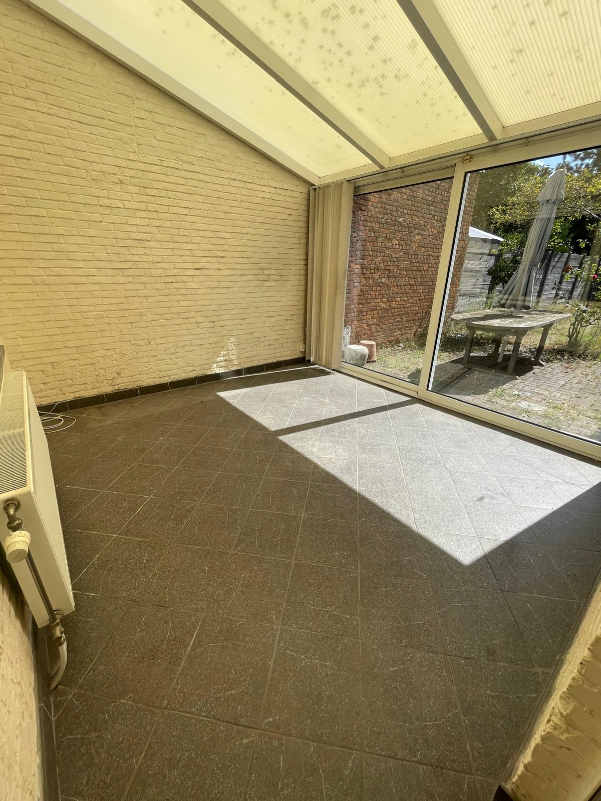 Na - dezelfde veranda volledig leeggemaakt en proper opgeleverd